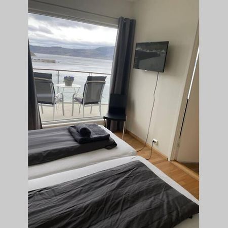 Flott Leilighet Med Spektakulaer Utsikt! Hjelmeland Exteriör bild