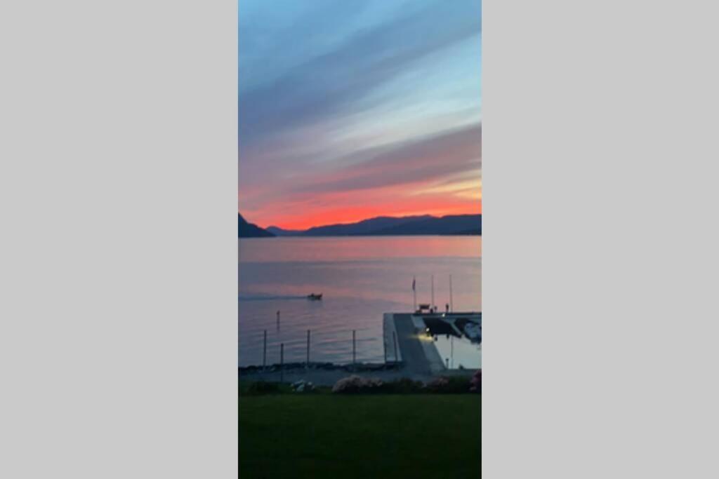 Flott Leilighet Med Spektakulaer Utsikt! Hjelmeland Exteriör bild